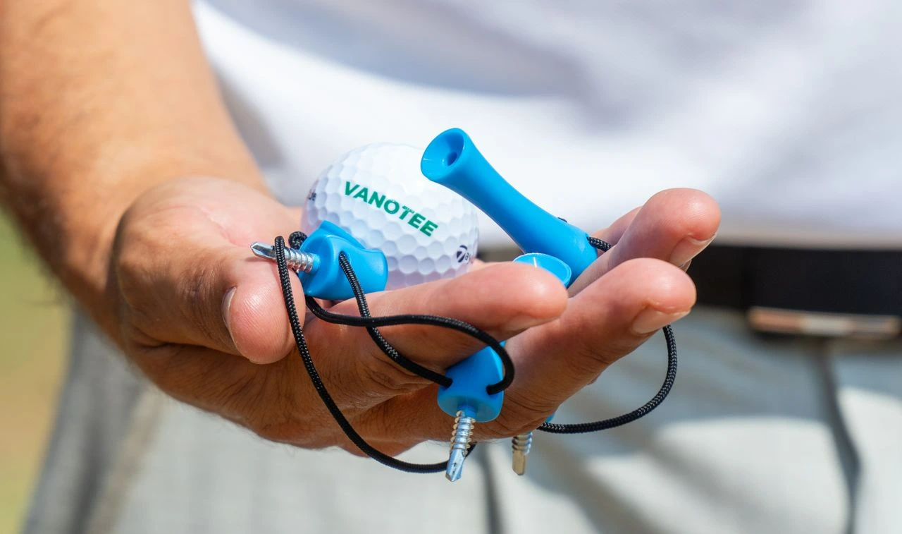 tee de golf Vanotee tenu dans un main
