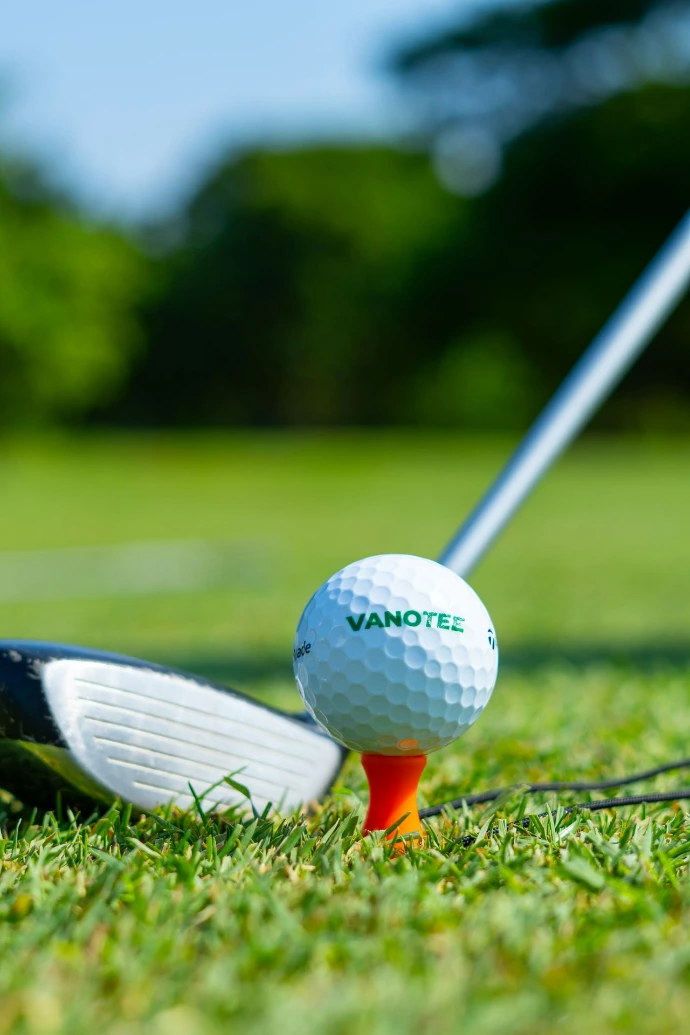 Balle sur tee de golf vanotee avec club