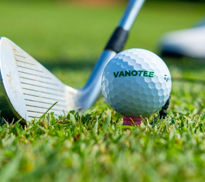 Balle sur tee de golf vanotee avec club