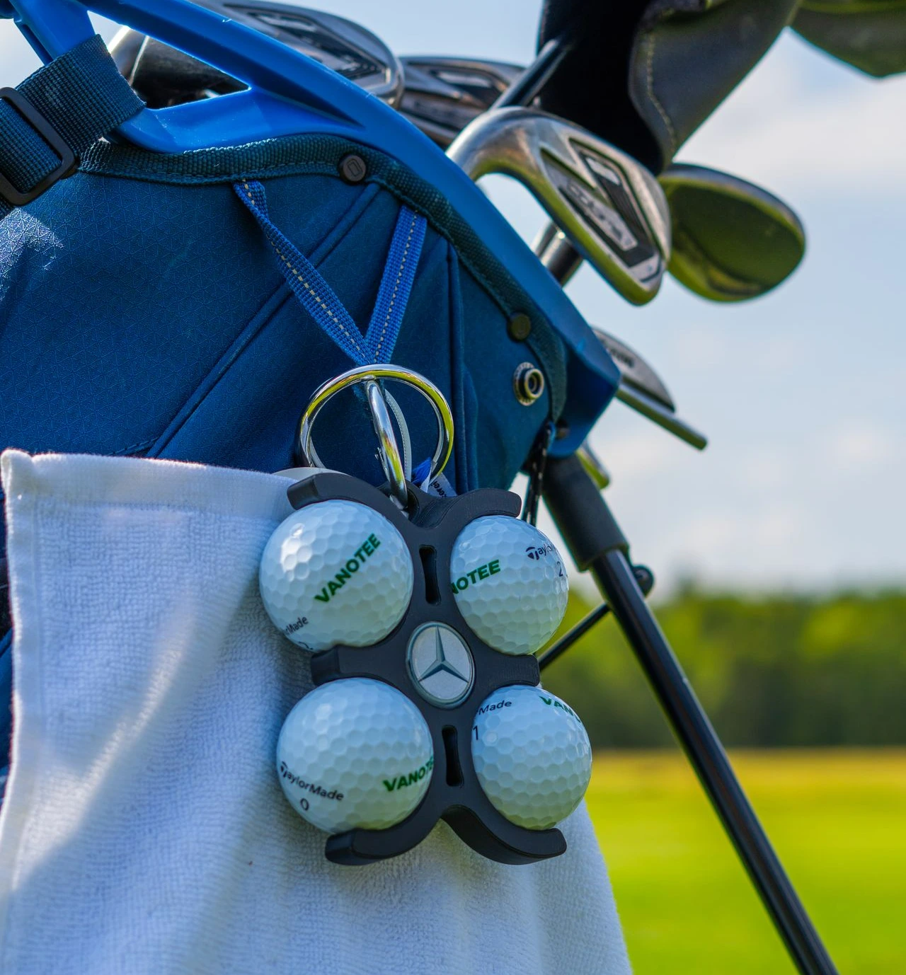 Sac de golf avec porte balles de golf noir avec logo mercedes benz avec 4 balles de golf et serviette vanotee