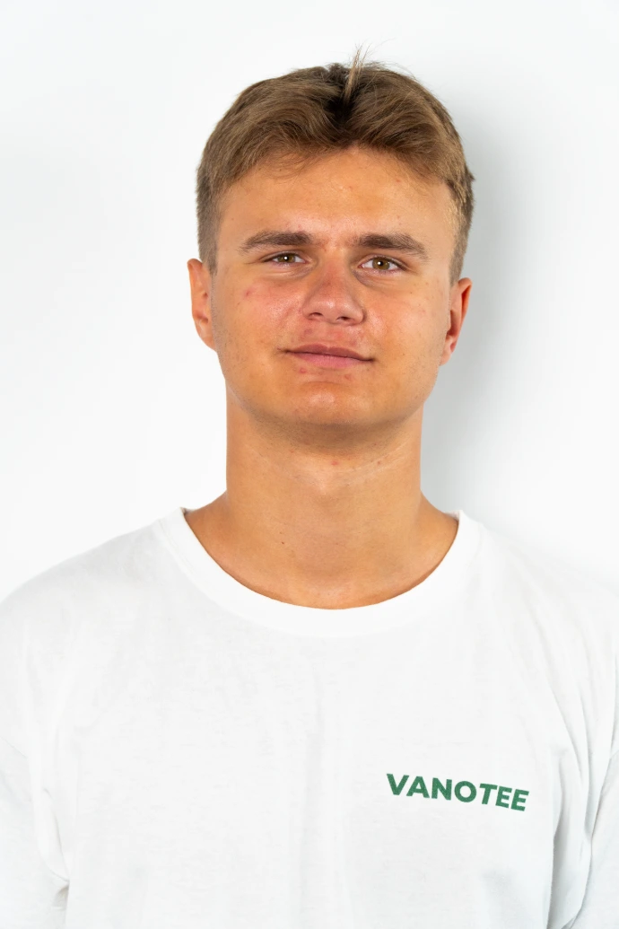 Photo de Baptiste Vanotti avec T Shirt Vanotee sur fond blanc